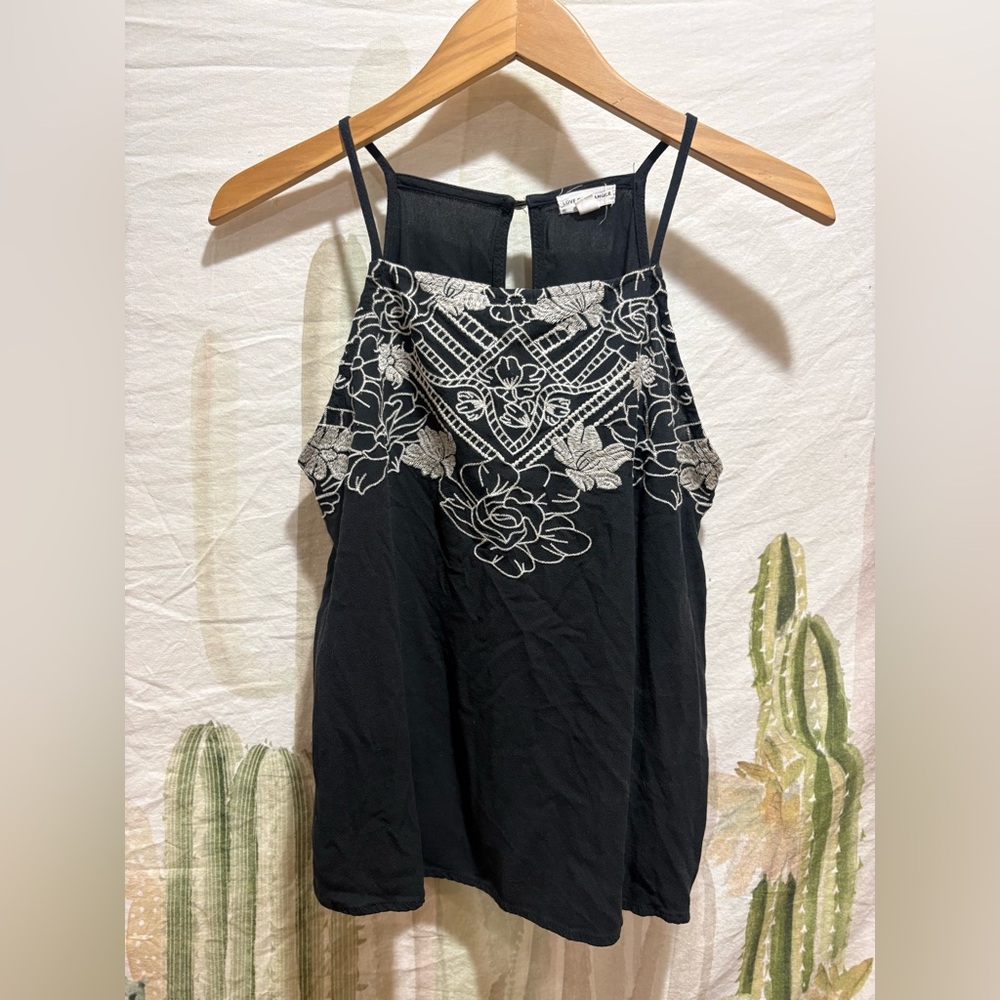 Love on a Hanger Embroidered Floral Flowy Tank 🌵M